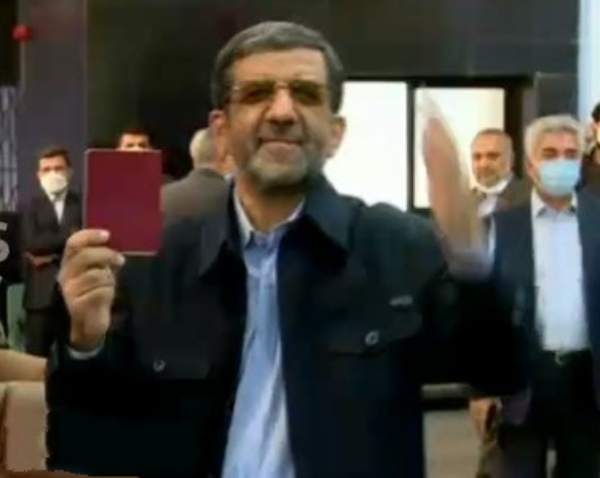 ضرغامی پس از ثبتنام در انتخابات شناسنامهاش را باز نکرد/ اسرارم را نشان نمیدهم! ضرغامی پس از ثبتنام در انتخابات شناسنامهاش را باز نکرد/ اسرارم را نشان نمیدهم!