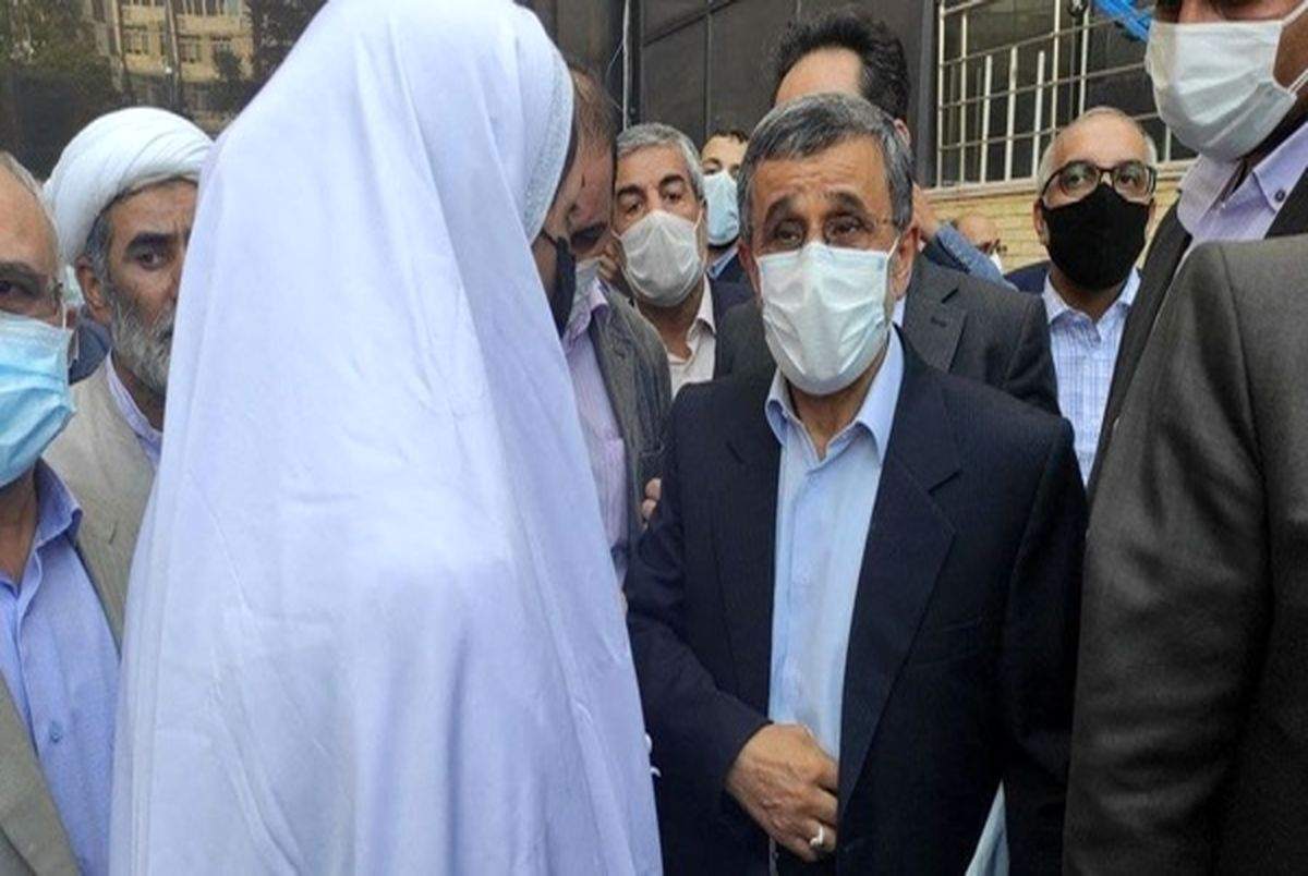 ویدئو| حضور عروس و داماد همراه احمدی‌نژاد درستاد انتخابات