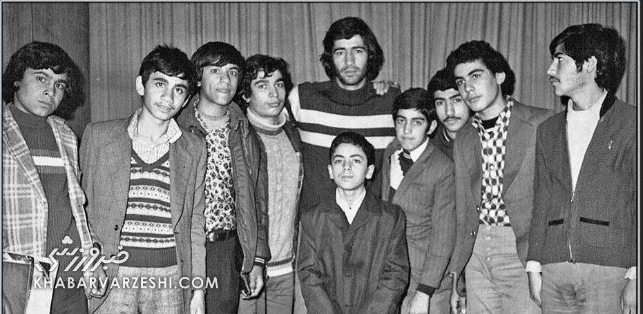 عکسی از ناصر حجازی با هواداران فوتبال دهه ۵۰ عکسی از ناصر حجازی با هواداران فوتبال دهه ۵۰