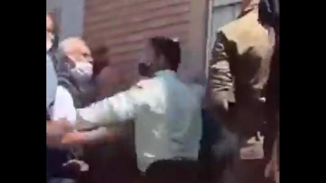 عذرخواهی پلیس بهخاطر هل دادن سالمندان عذرخواهی پلیس بهخاطر هل دادن سالمندان
