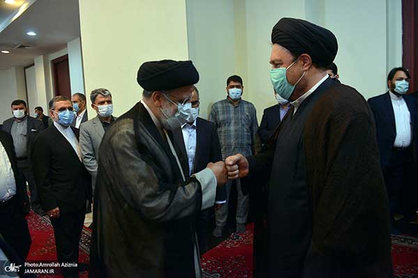 ببینید: نوع دست‌دادن رئیسی و سیدحسن خمینی سوژه شد