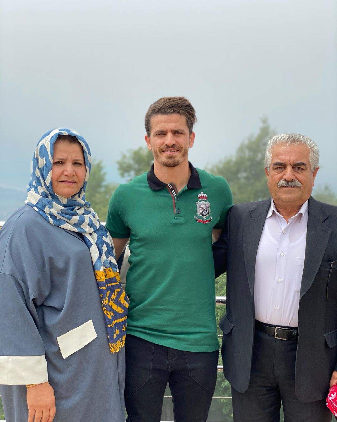 عکسی از وریا غفوری در کنار پدر و مادرش