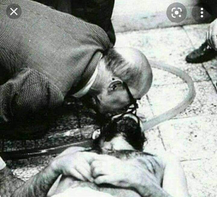 عکس| بوسه مهندس بازرگان بر پیشانی دکتر چمران! عکس| بوسه مهندس بازرگان بر پیشانی دکتر چمران!