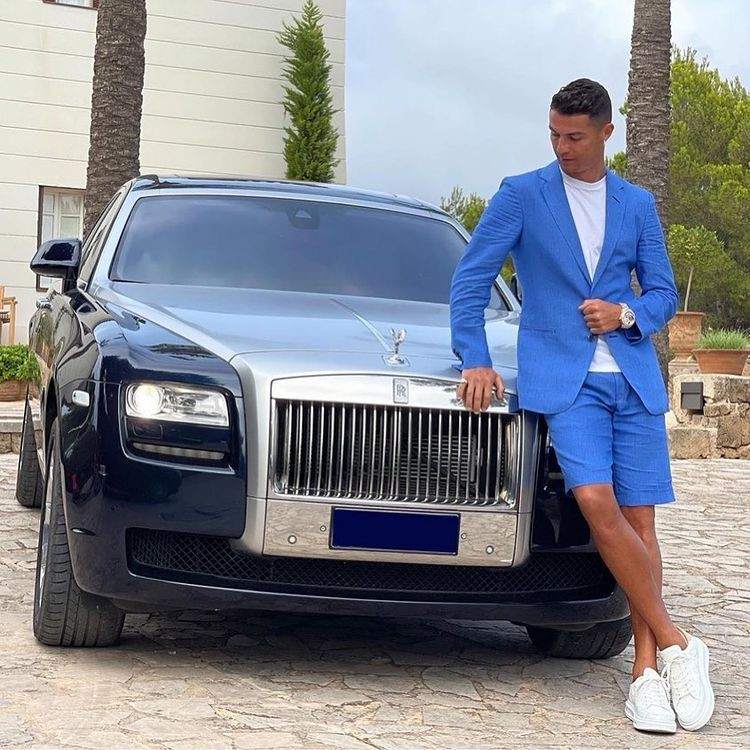 عکس| کریستیانو رونالدو در کنار ماشین لاکچری‌اش