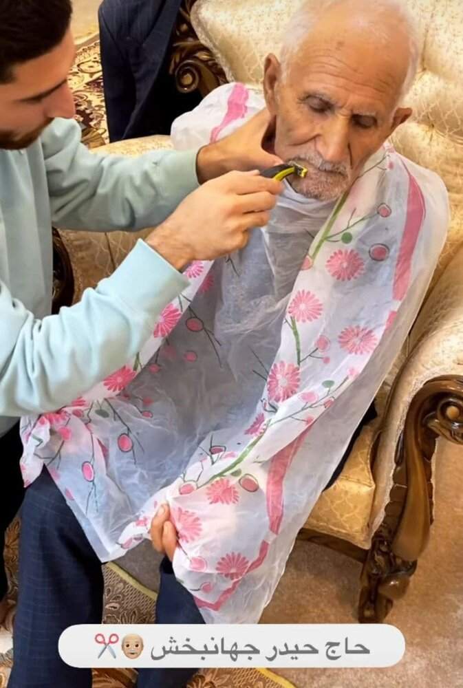 عکس| علیرضا جهانبخش در حال اصلاح صورت پدربزرگش عکس| علیرضا جهانبخش در حال اصلاح صورت پدربزرگش