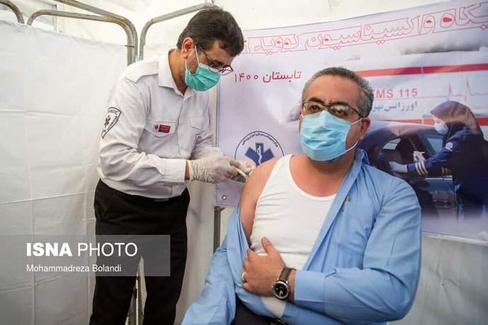 تصاویر| واکسن زدن کیانوش جهانپور با خبرنگاران