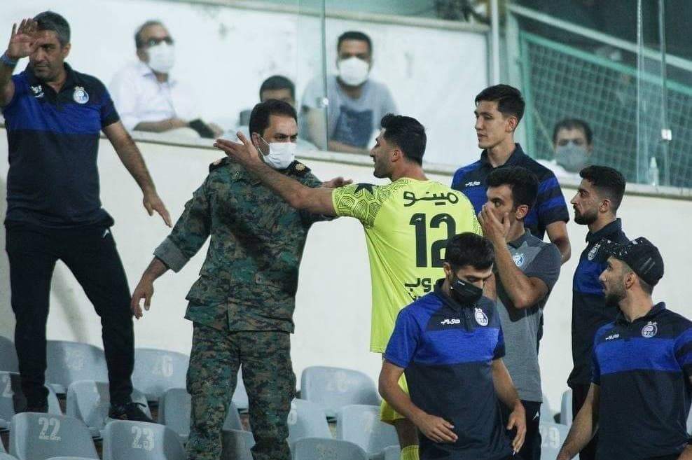 درگیری لفظی مظاهری با یک پرسپولیسی در دربی +عکس درگیری لفظی مظاهری با یک پرسپولیسی در دربی +عکس
