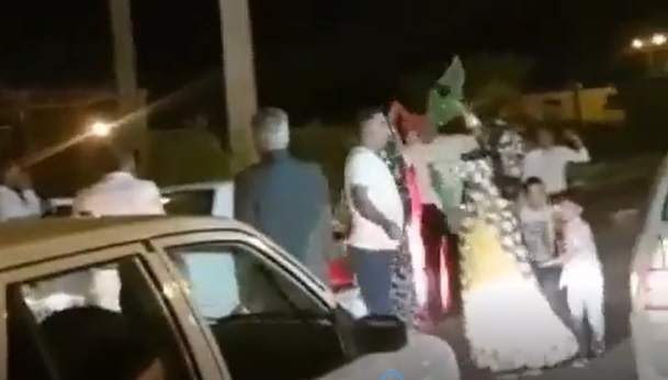 ویدئو| برق رفت، عروسی به اداره برق منتقل شد/ اعتراض با حرکات موزون! ویدئو| برق رفت، عروسی به اداره برق منتقل شد/ اعتراض با حرکات موزون!