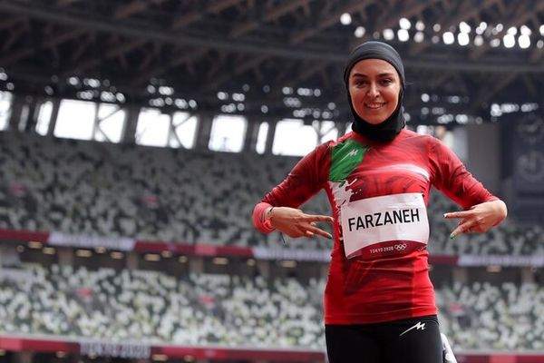 ویدئو| فرزانه فصیحی در آغوش همسرش هنگام ورود به کشور