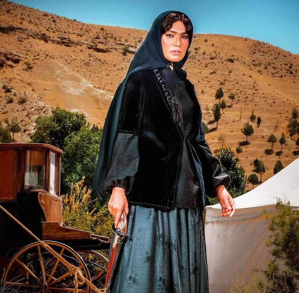 عکس| متین ستوده با تپانچه و لباس دوره قاجار