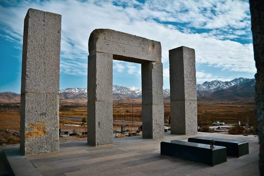 تصویری زیبا از مزار همایون صنعتى‌زاده و همسرش!