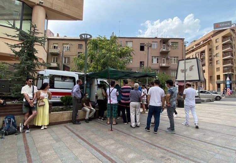 واکسیناسیون در ارمنستان رایگان، در ایران یک میلیون تومان! +واکنش کاربران