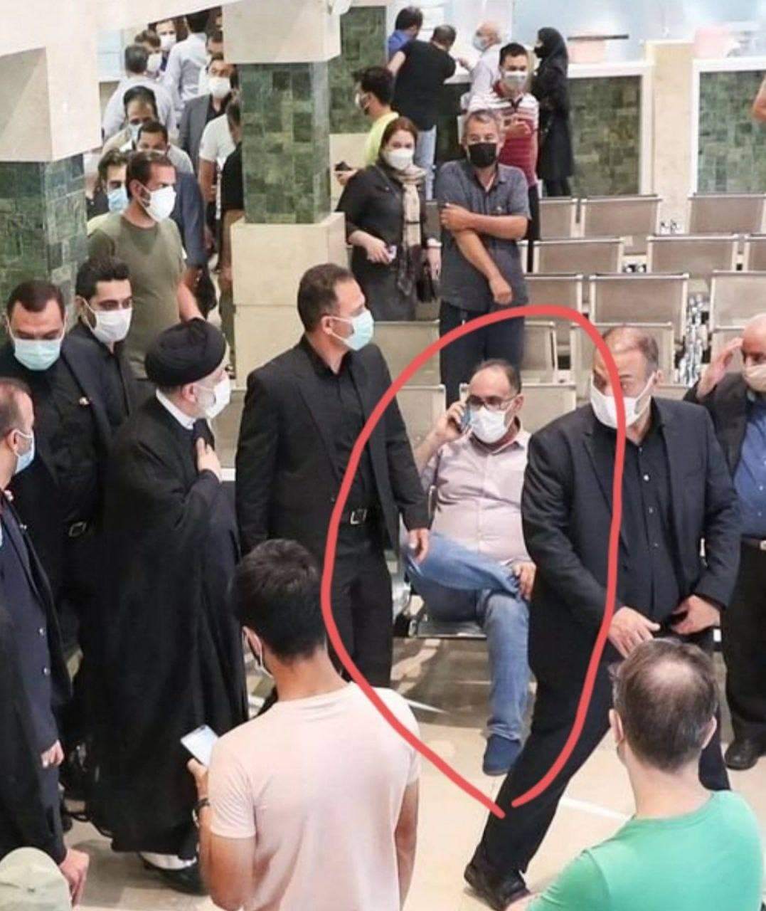 عکس عجیب در بازدید رئیسی از داروخانه ۲۹فروردین! عکس عجیب در بازدید رئیسی از داروخانه ۲۹فروردین!