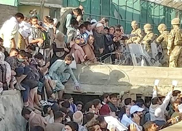 عبور از گیت فرودگاه 7500دلار؛ اخاذی جدید برای مسافران خارج! عبور از گیت فرودگاه 7500دلار؛ اخاذی جدید برای مسافران خارج!