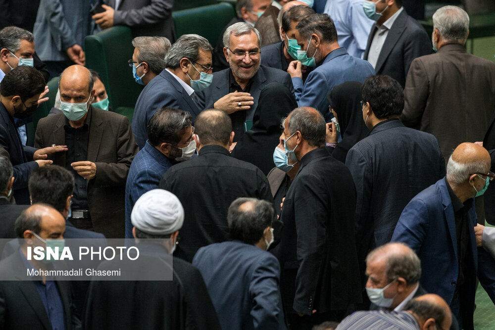 وزیر پیشنهادی بهداشت بدون ماسک در جمع نمایندگان مجلس +عکس