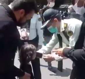 ویدئو| اقدام قابل تحسین یک پلیس در تهران؛ توزيع ماسك بین کودکان