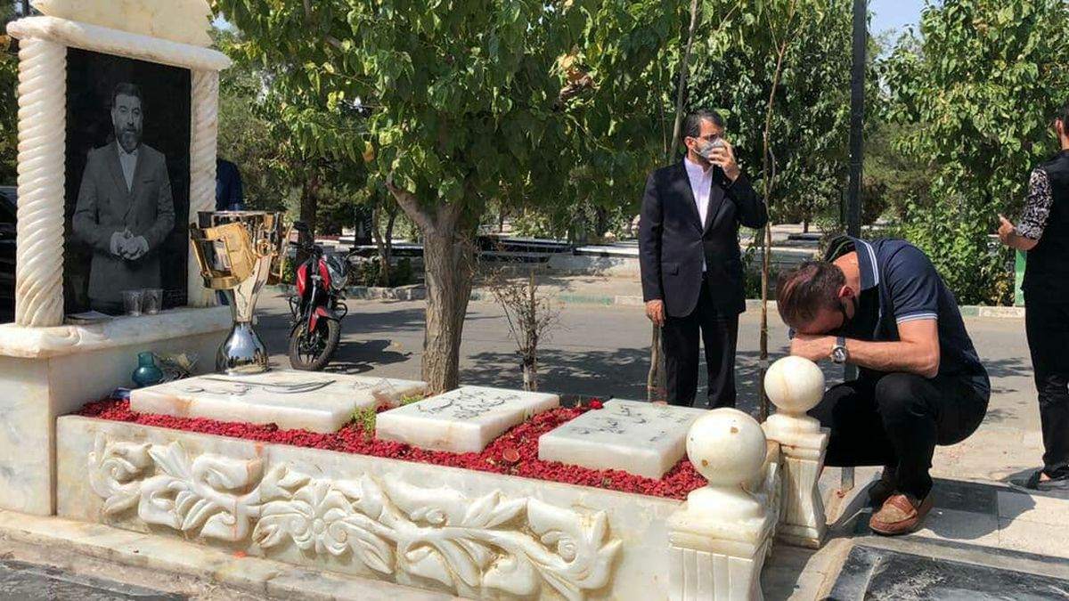 بغض یحیی ترکید!/ گلمحمدی بر سر مزار انصاریان +ویدئو بغض یحیی ترکید!/ گلمحمدی بر سر مزار انصاریان +ویدئو
