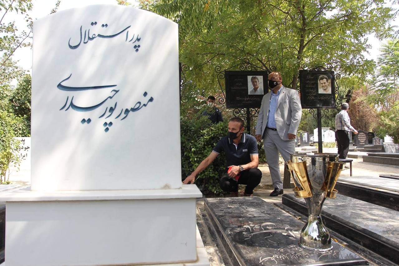 ادای احترام سرمربی پرسپولیس به اسطورههای استقلال +تصاویر ادای احترام سرمربی پرسپولیس به اسطورههای استقلال +تصاویر