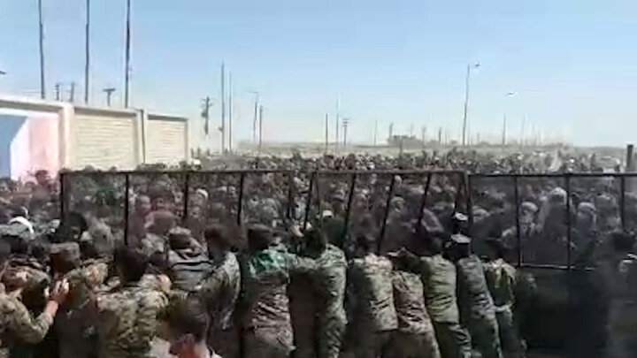 ویدئو| زائران به مرز شلمچه هجوم بردند و پلیس را کنار زدند!