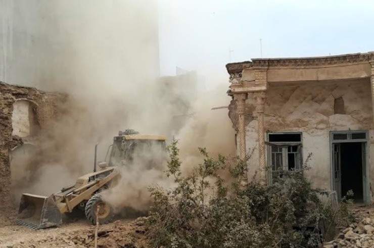 ضربوشتم یک زن هنگام تخریب خانهاش در سیستان و بلوچستان ضربوشتم یک زن هنگام تخریب خانهاش در سیستان و بلوچستان