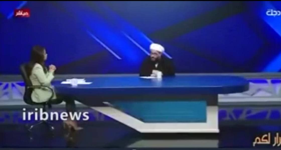 ویدئو| وقتی فرمانده بسیج مردمی به مجری خانم روسری هدیه می‌دهد