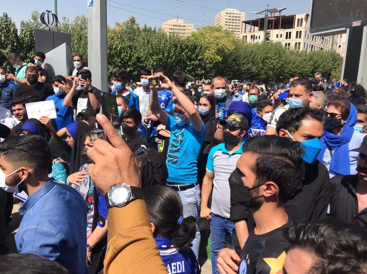 تجمع گسترده هواداران استقلال مقابل وزارت ورزش تجمع گسترده هواداران استقلال مقابل وزارت ورزش