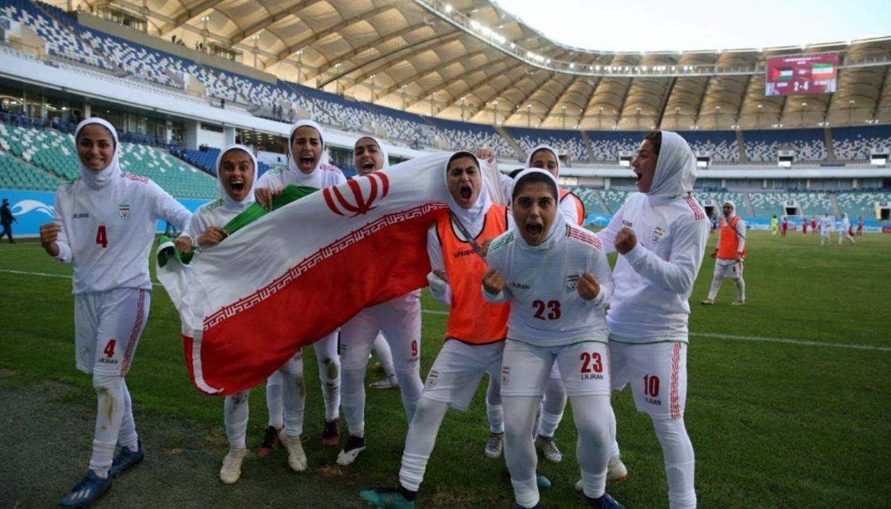 تاریخ‌سازی دختران فوتبالیست ایران/ نمایندگان منتقد تبریک می‌گویند؟