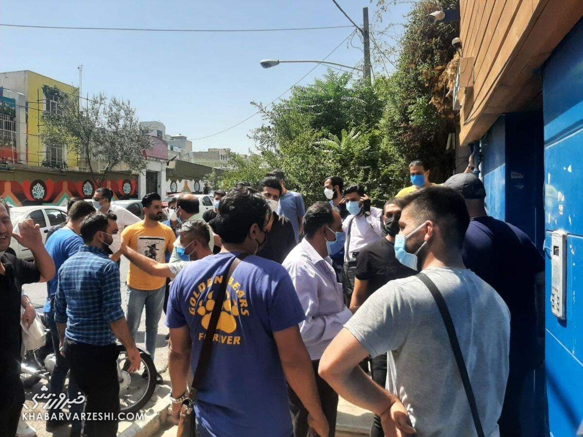 ویدئو| حمله هواداران خشمگین به باشگاه استقلال برای ورود