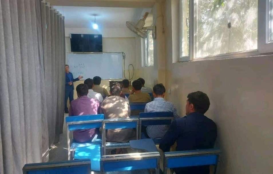 طالبان، دانشجویان دختر و پسر را با «پرده» جدا کرد! +تصاویر
