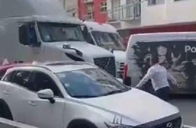 ویدئو| جدیدترین و عجیبترین روش باز کردن ترافیک توسط راننده اعصابخراب! ویدئو| جدیدترین و عجیبترین روش باز کردن ترافیک توسط راننده اعصابخراب!