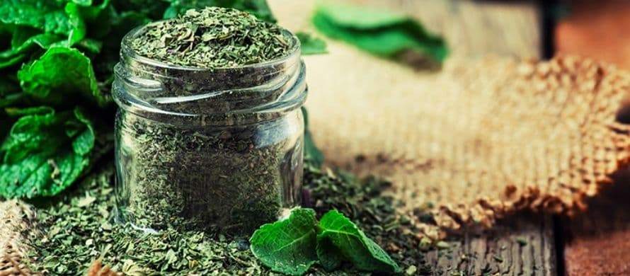 چه زمانی سبزی خشک و ادویه خراب می‌شود