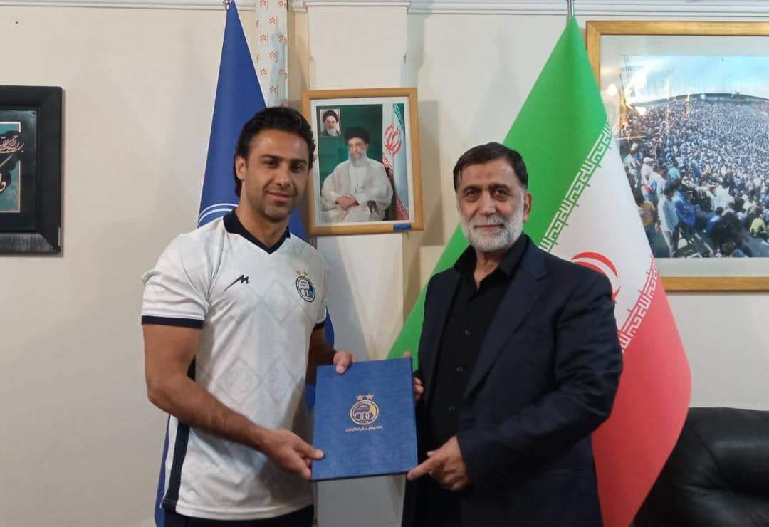 قرارداد فرهاد مجيدی با استقلال سه سال دیگر تمدید شد +عکس قرارداد فرهاد مجيدی با استقلال سه سال دیگر تمدید شد +عکس