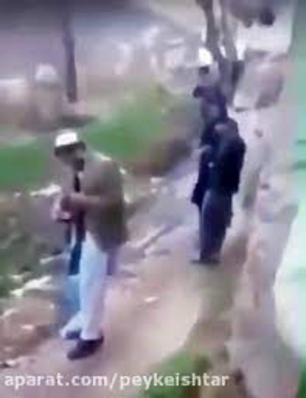 ویدئو| نیروی ناشی طالبان با تفنگ آمریکایی به سر خود شلیک کرد! +۱۸