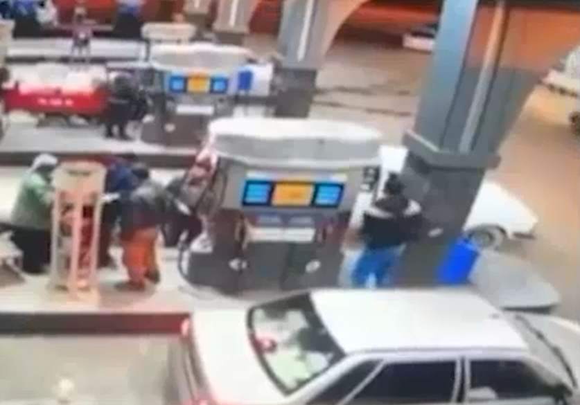 ویدئو| دزدی موبایل در پمپ بنزین در کمال خونسردی!