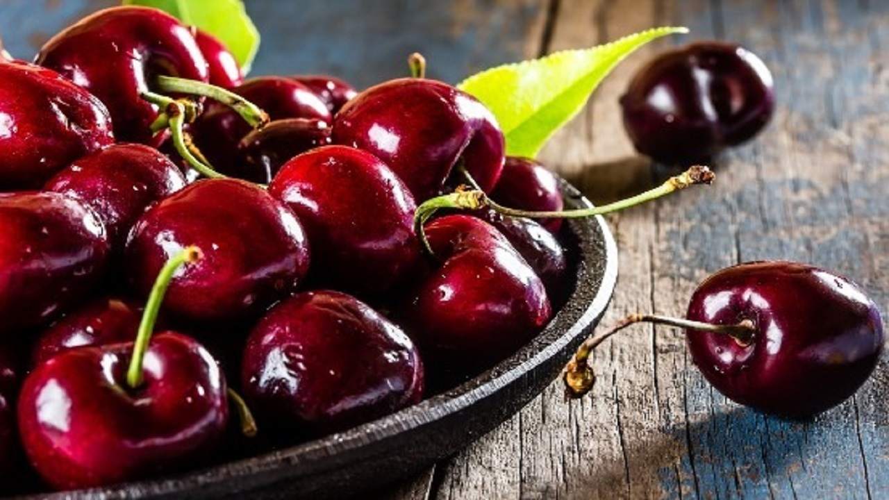 با خواص میوه گیلاس برای مو آشنا شوید