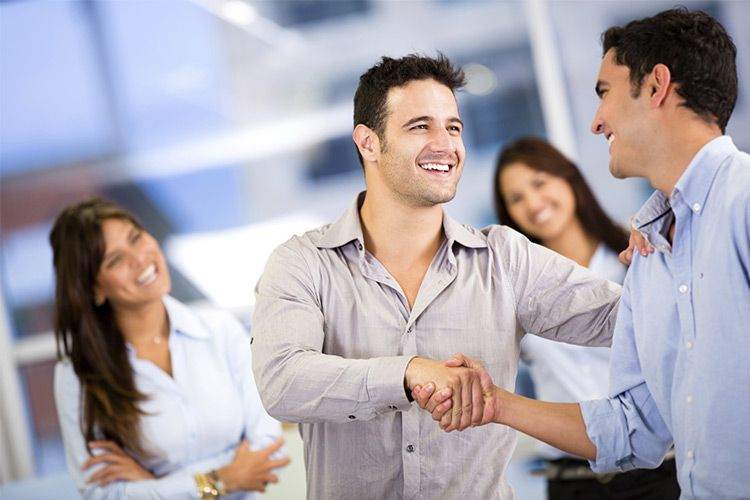 رعایت آداب معاشرت در محل کار/ بایدها و نبایدها در برخورد با همکاران
