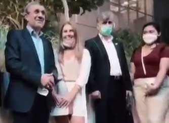 ویدئو| عکس یادگاری گرفتن خانم‌های بی‌حجاب با احمدی‌نژاد!