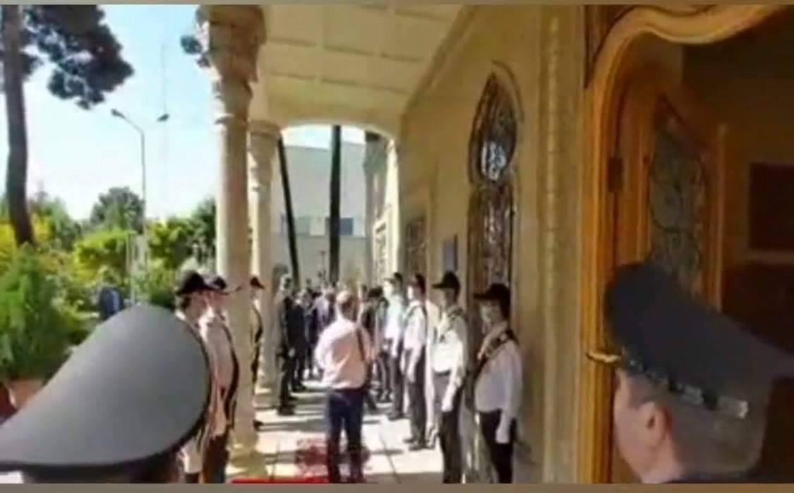 ویدئو| استقبال از مدیر جدید بانک ملی با احترام نظامی! ویدئو| استقبال از مدیر جدید بانک ملی با احترام نظامی!