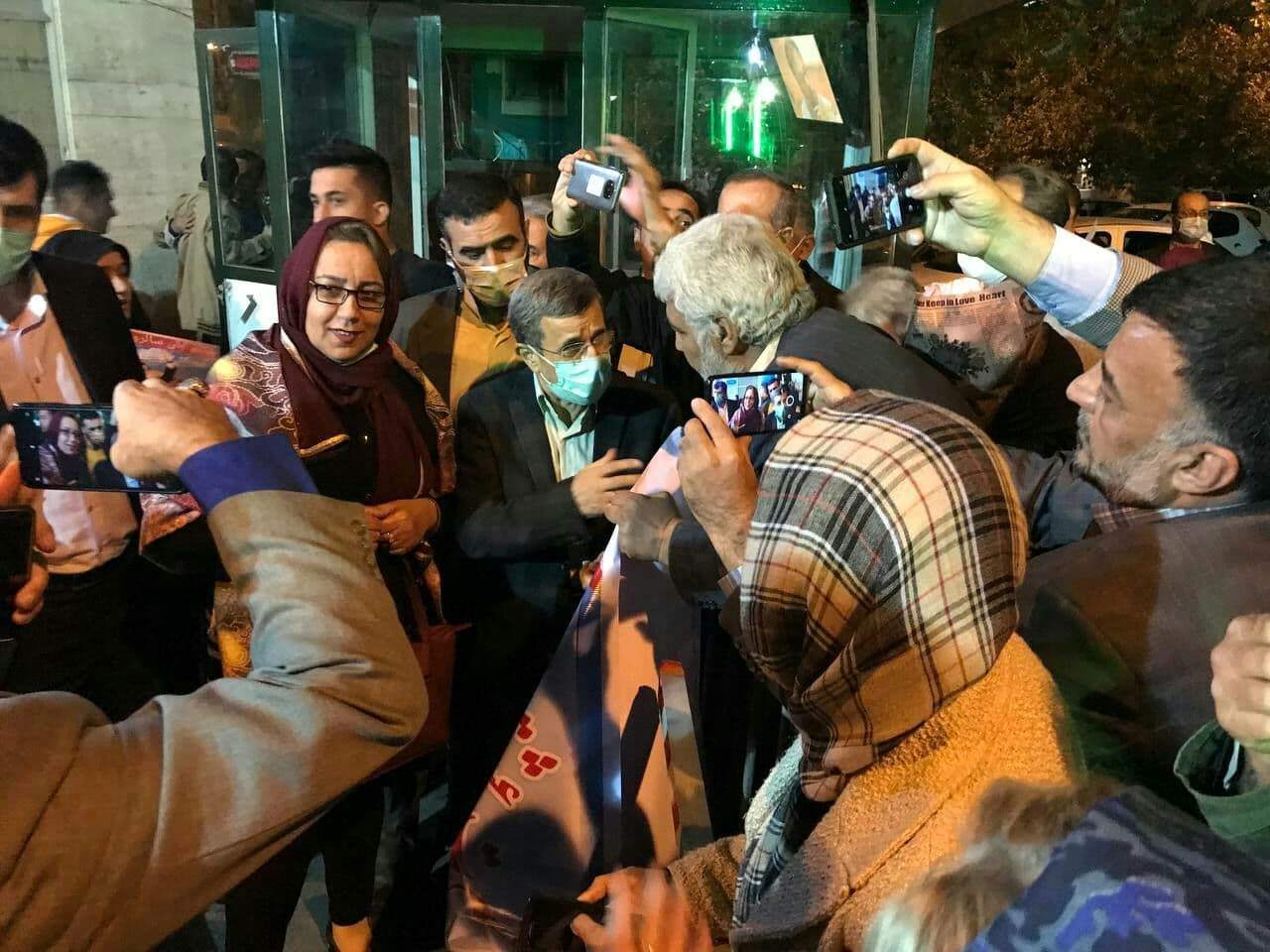 عکس| جشن تولد ۶۵ سالگی احمدی‌نژاد در خیابان!