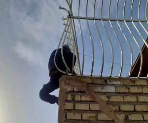 ویدئو| برق دزد بیچاره را روی دیوار خشک کرد!