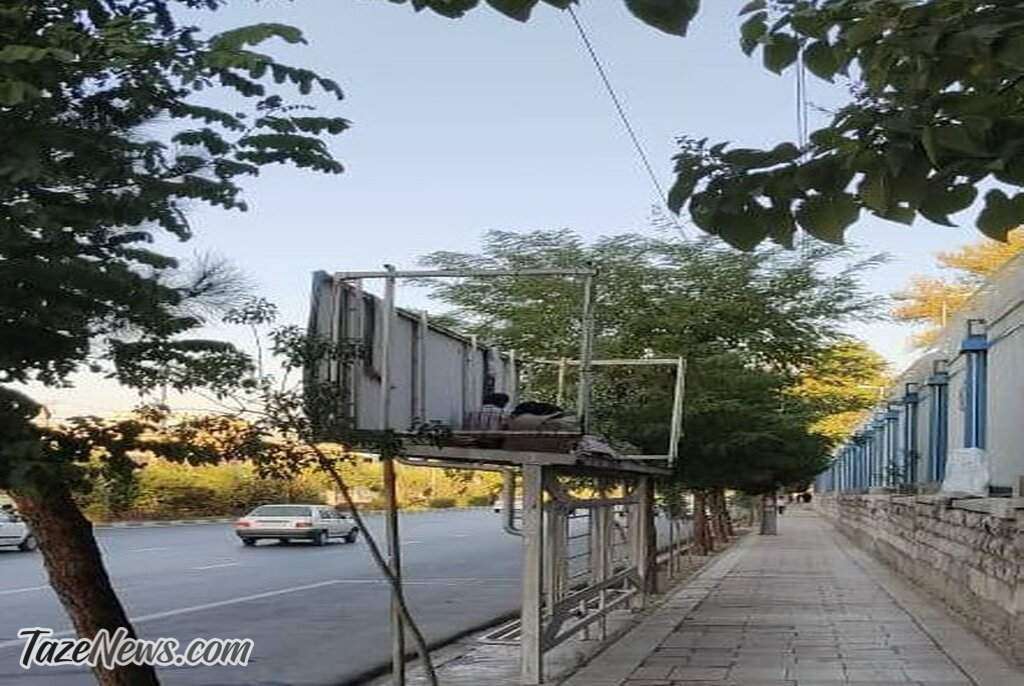 عکس تکاندهنده از سکونت یک خانوده روی سقف ایستگاه اتوبوس! عکس تکاندهنده از سکونت یک خانوده روی سقف ایستگاه اتوبوس!