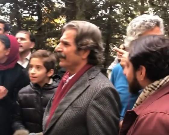 ویدئو| وداع با عزت الله مهرآوران با رقص و آواز در پشت صحنه ویدئو| وداع با عزت الله مهرآوران با رقص و آواز در پشت صحنه