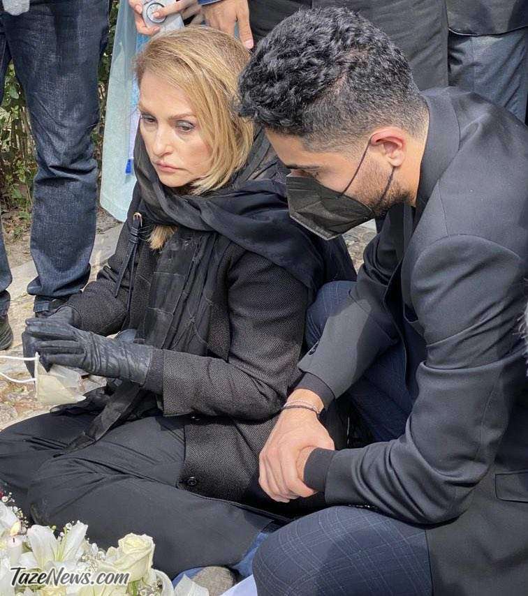 همسر و فرزند استاد شجریان در مراسم سالگرد درگذشت او همسر و فرزند استاد شجریان در مراسم سالگرد درگذشت او