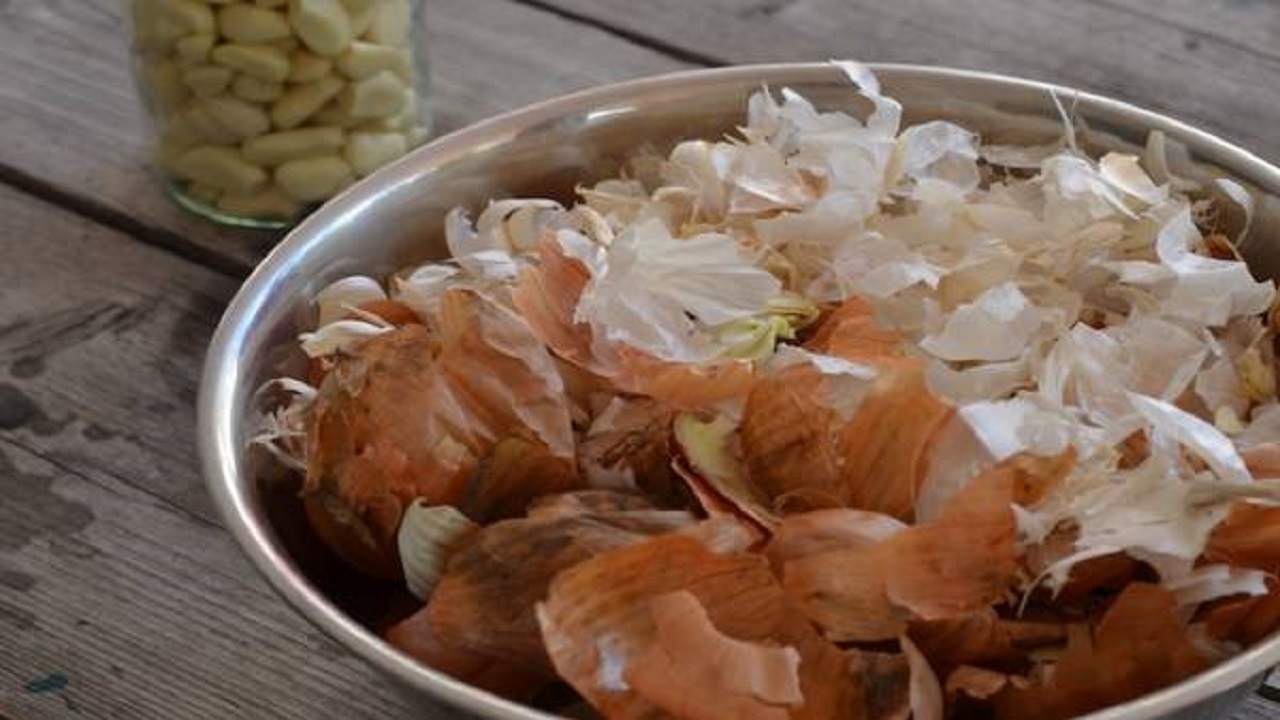 ۱۰ کاربرد بی‌نظیر پوست پیاز در خانه