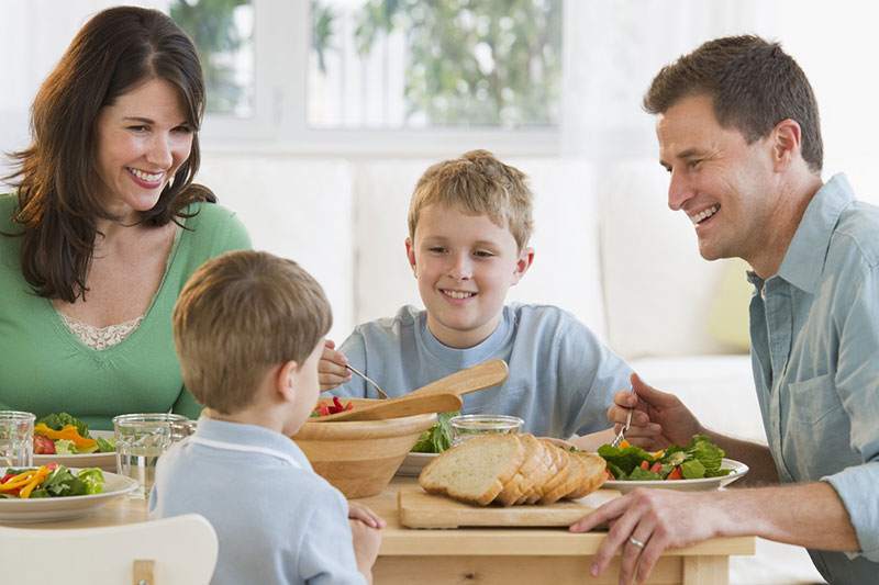 چرا باید به غذا خوردن همراه خانواده اهمیت داد؟ چرا باید به غذا خوردن همراه خانواده اهمیت داد؟