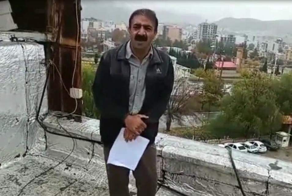 ویدئو| تهدید به خودکشی بازیگر و هنرمند ایرانی: قسم می خورم از همین پُشت بام خودم را پایین میاندازم! ویدئو| تهدید به خودکشی بازیگر و هنرمند ایرانی: قسم می خورم از همین پُشت بام خودم را پایین میاندازم!