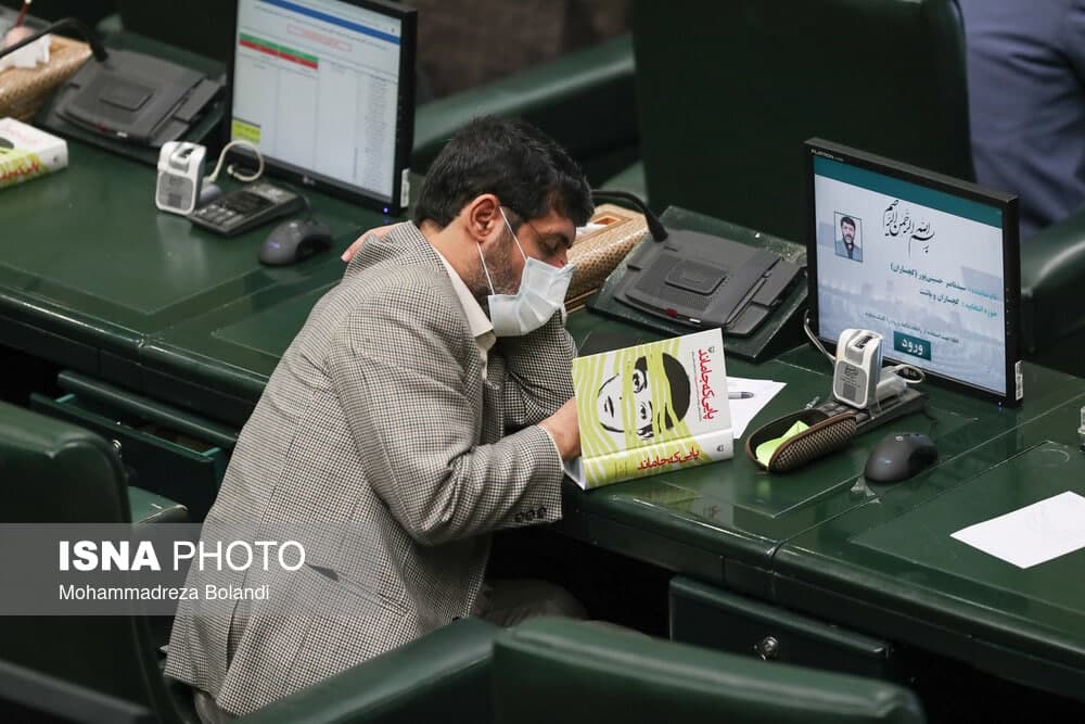عکس| رفتار عجیب یک نماینده در جلسه رای اعتماد وزیر آموزش و پرورش!
