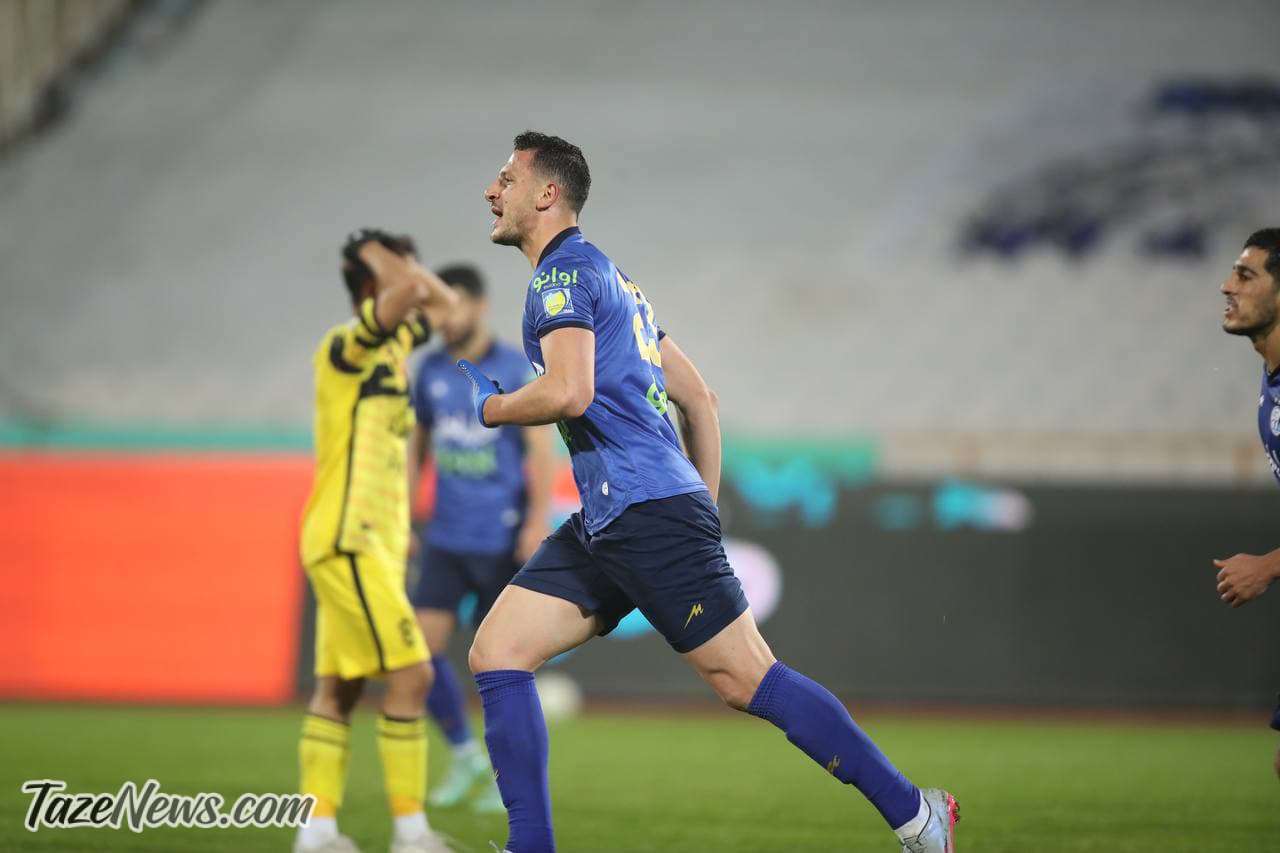 یک پرسپولیسی به داد فرهاد رسید! یک پرسپولیسی به داد فرهاد رسید!