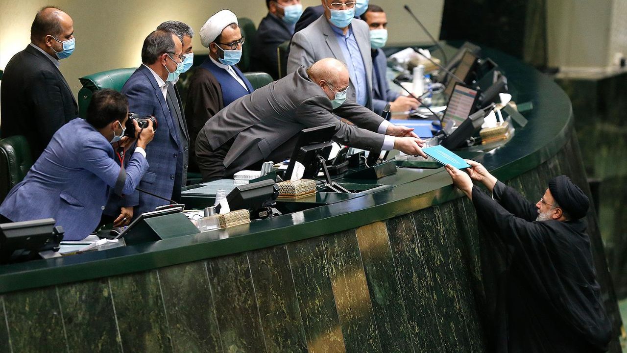 کسری ۳۰۰ هزار میلیاردی تراز عملیاتی بودجه، علت تورم و گرانیهای بیسابقه کسری ۳۰۰ هزار میلیاردی تراز عملیاتی بودجه، علت تورم و گرانیهای بیسابقه