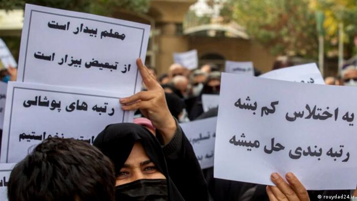 ویدئو| اعتراض معلمان اصفهانی با طعنه به قالیباف: یه سیسمونی کم بشه، مشکل ما حل میشه!